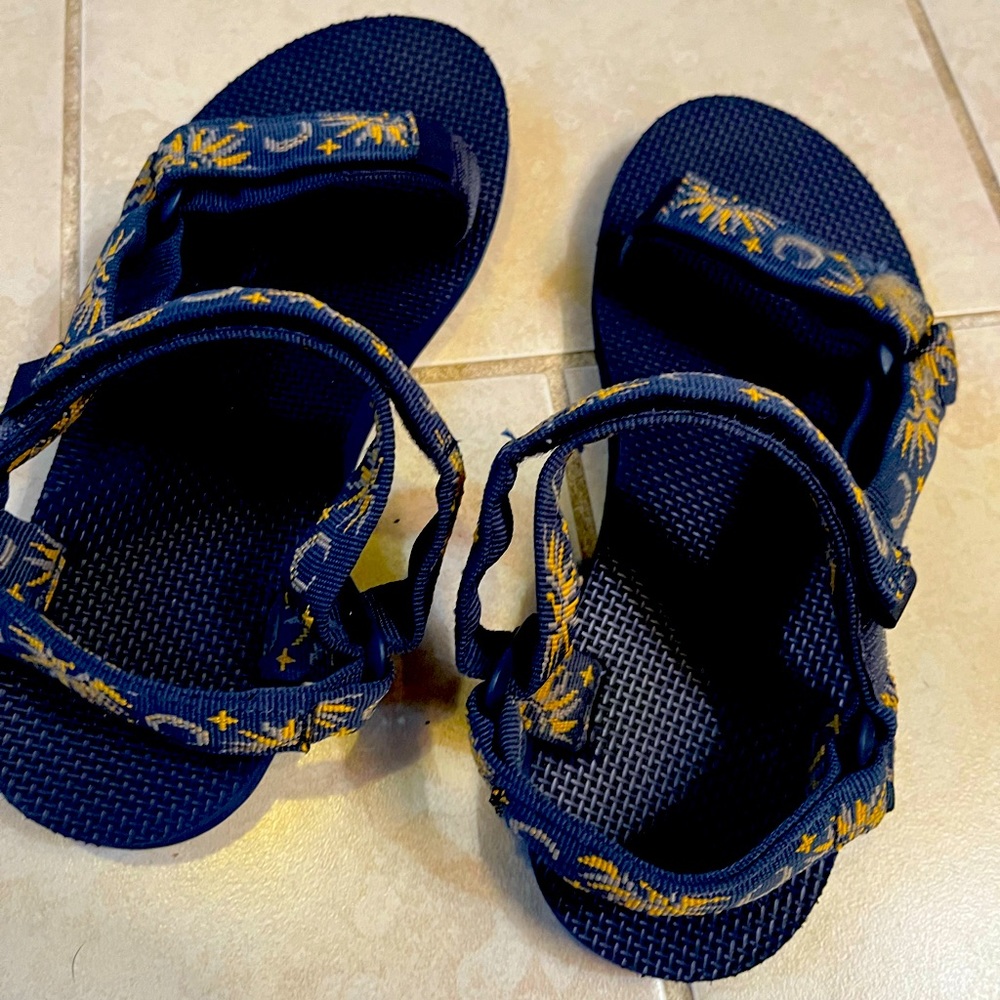 Teva sandals size 8 - Sun and Moon